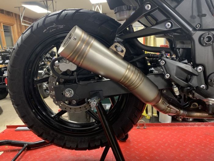 Sektor mesin diberi exhaust system bermuffler kustom