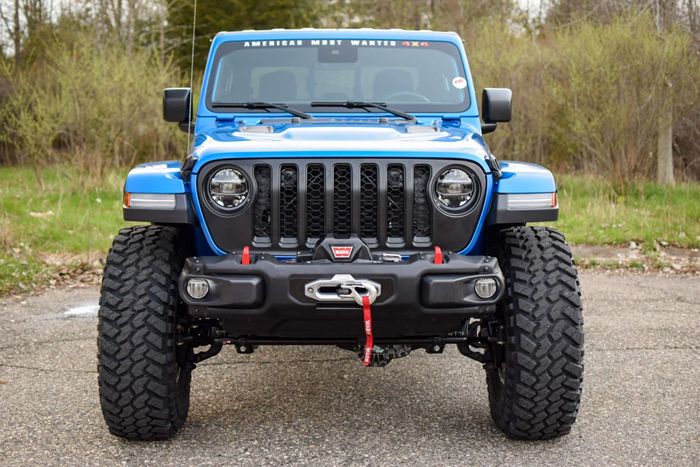 Modifikasi Jeep Gladiator dipalis warna biru dan pasang winch Warn di depan