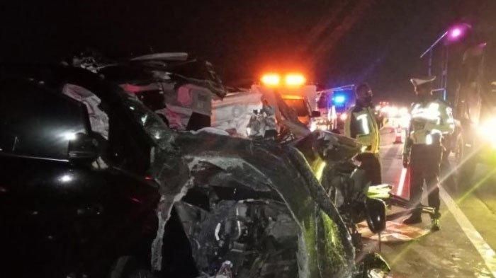 Toyota Vellfire rombongan grup musik debu yang kecelakaan di tol Probolinggo