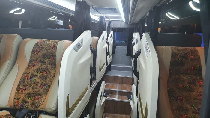 Format tempat duduk bertingkat dengan konfigurasi 2-1