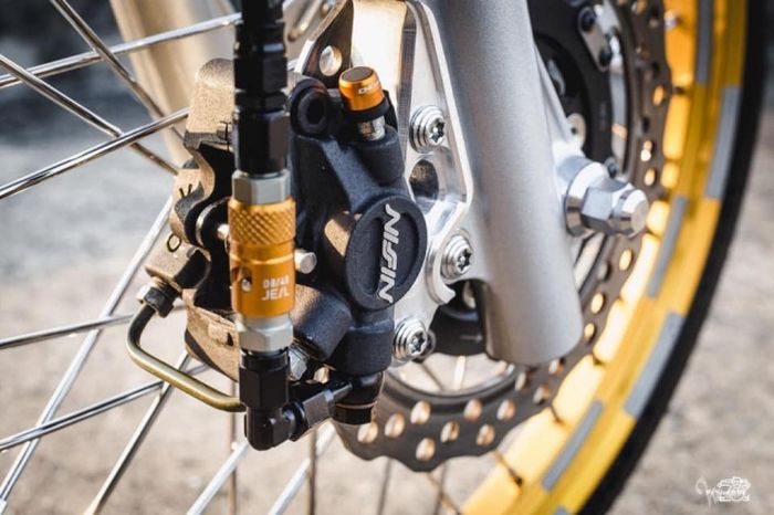 Kaki-kaki diberi pelek jari-jari dan pengereman berkaliper Nissin