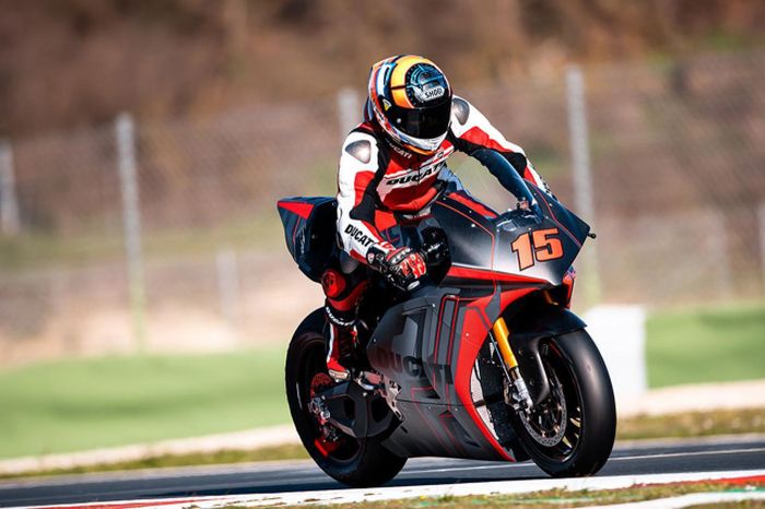 Uji coba motor listrik Ducati V21L oleh test rider