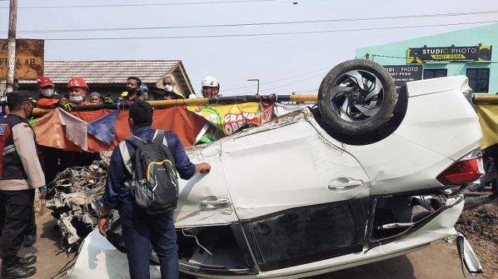 Kondisi Honda Mobilio yang ditabrak kereta api jurusan Jakarta-Bogor, Rabu (20/04/2022).
