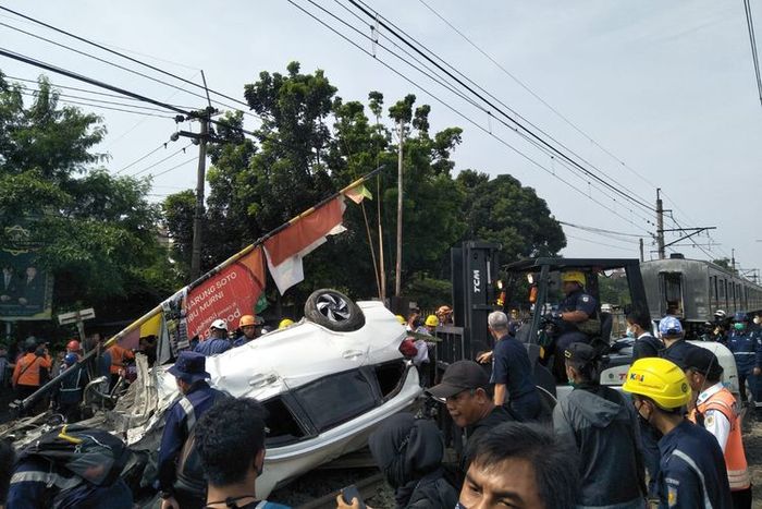 Sebuah mobil tertabrak KRL di perlintasan kereta antara Stasiun Depok dan Citayam, Rabu (20/4/2022).