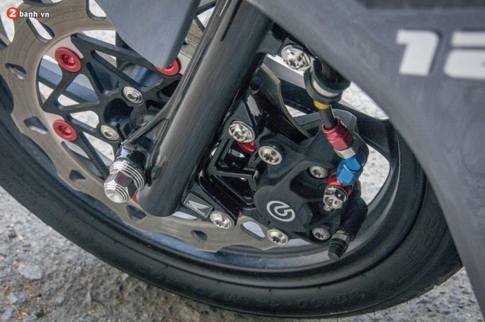 Kaki-kakinya diberi pelek Honda Vision atau Spacy dan pengereman istimewa