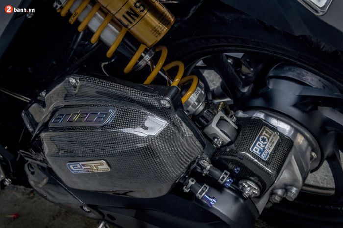 Bagian box filter dibalut serat karbon yang mewah