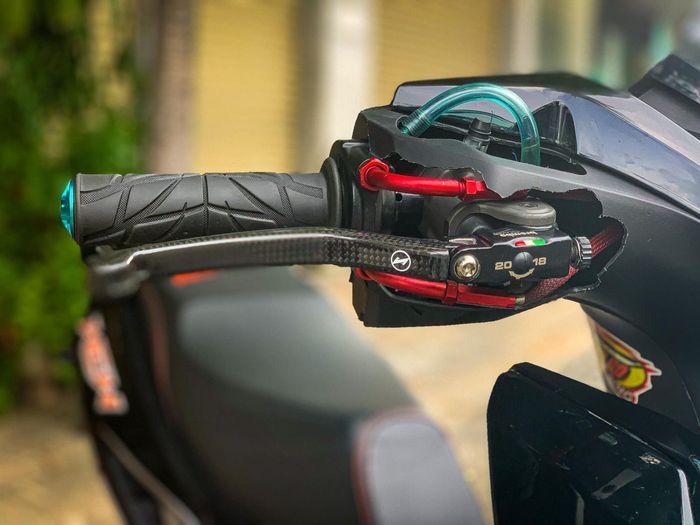 Master rem diganti dengan Brembo RCS Corsa Corta dengan tuas karbon Dreambase