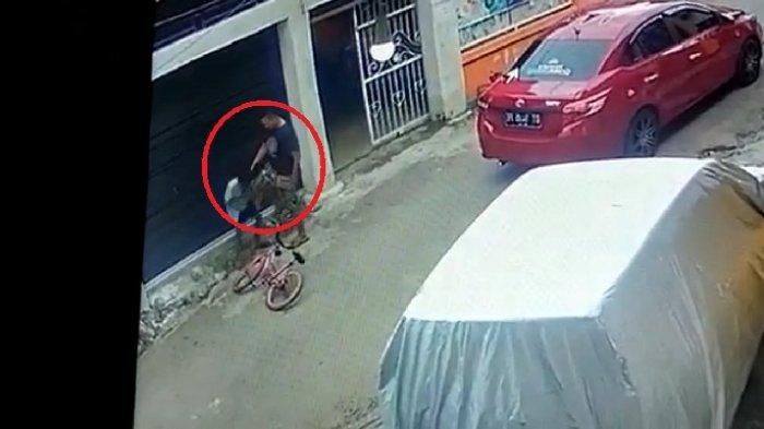 Tangkapan layar reaman CCTV polisi pemilik Vios melakukan penganiayaan pada bocah.