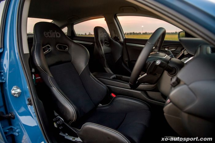 Sepasang jok Edirb Bridge di kabin modifikasi Honda Civic Turbo