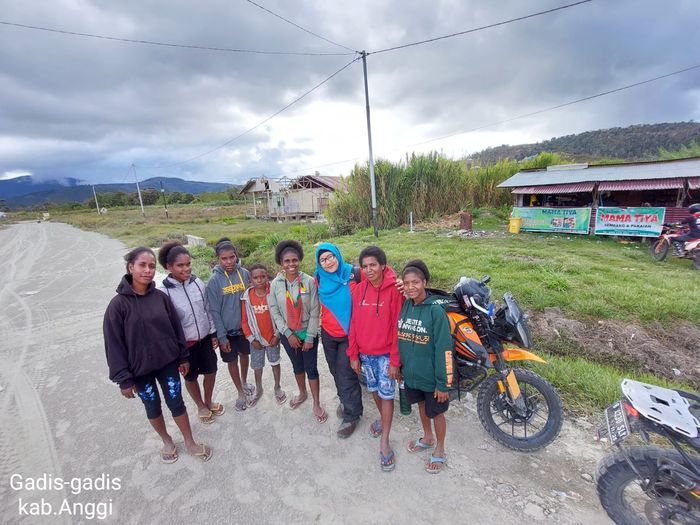 Fina saat bersama warga lokal Papua