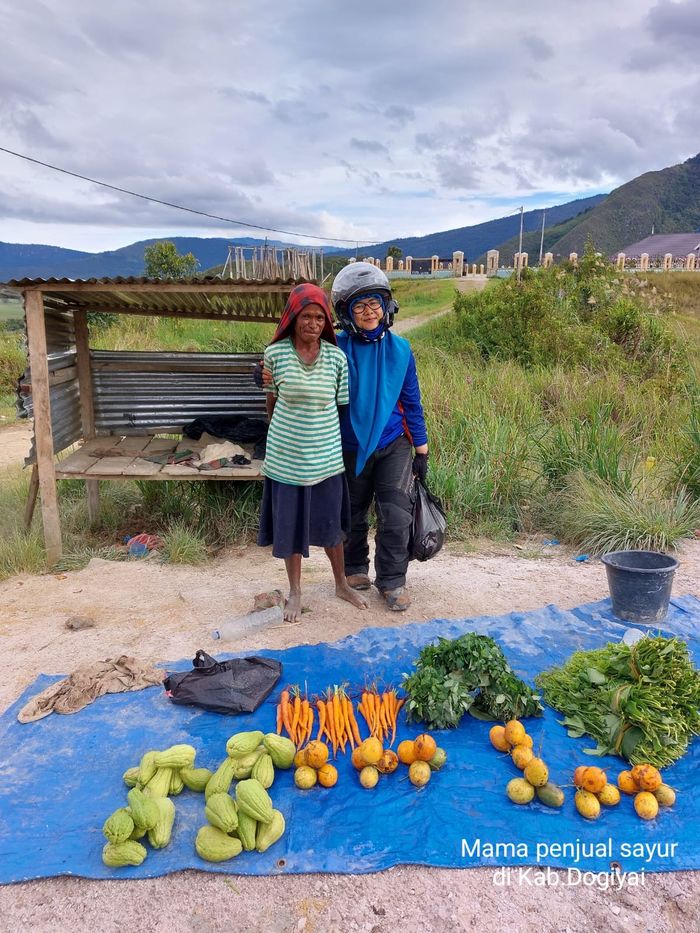 Fina bersama mama-mama Papua penjual sayuran
