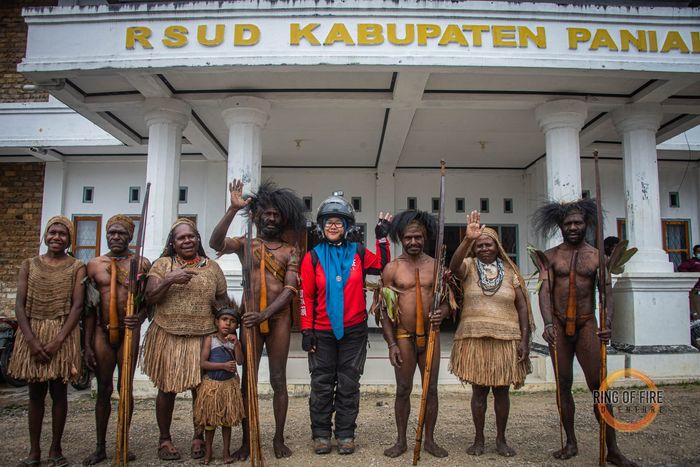 Fina bersama warga asli Papua dengan pakaian tradisionalnya