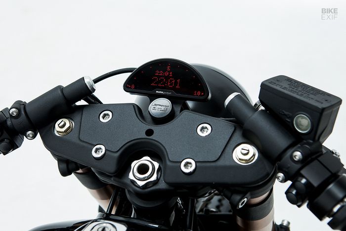 Kokpitnya dibuat simpel dengan setang clip-on dan speedometer Motogadget