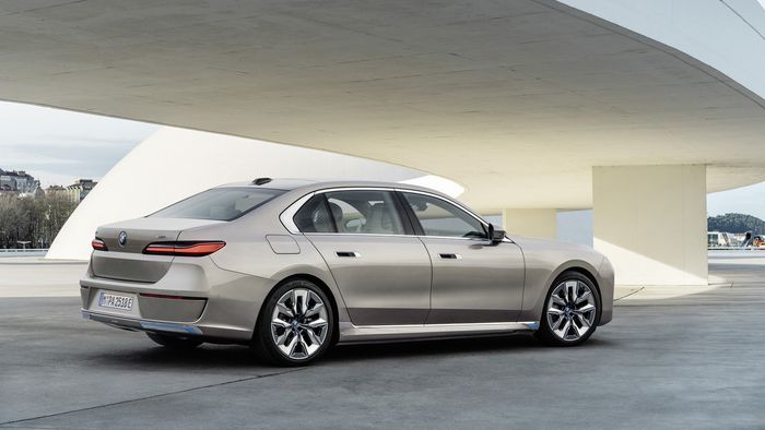 BMW i7 dapat varian baru eDrive50 yang memiliki penggerak roda belakang.