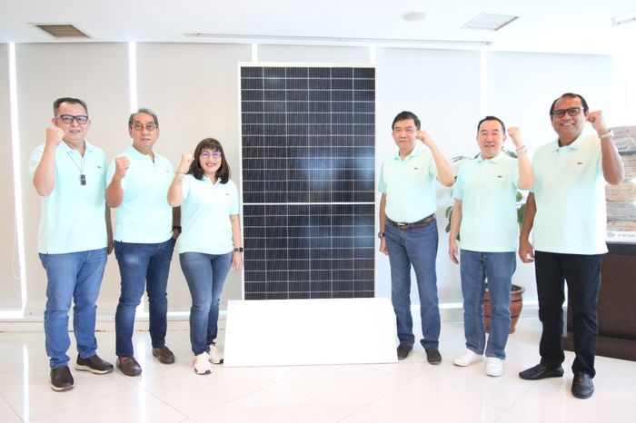Jajaran direksi FIFGROUP meresmikan pemasangan panel surya ke-4 dan ke-5 di berbagai kantor cabangnya.