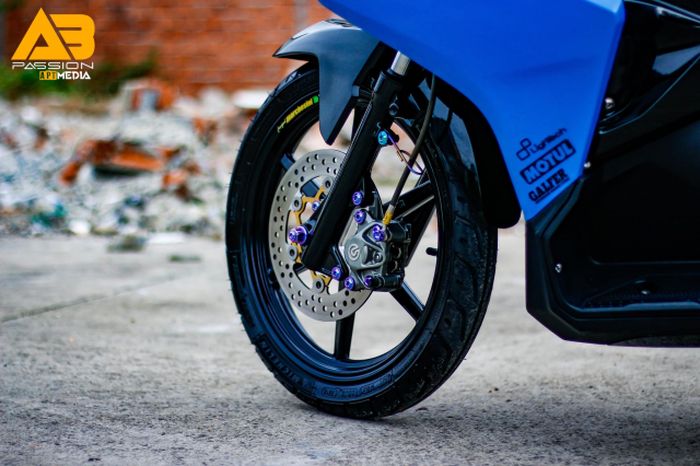 Kaki-kaki mendapat pelek aftermarket dan pengereman istimewa