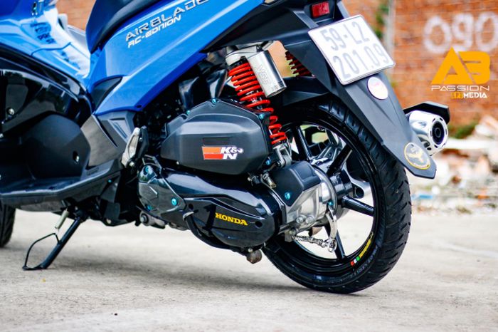 Rem belakang tetap tromol dan suspensinya pakai shock YSS