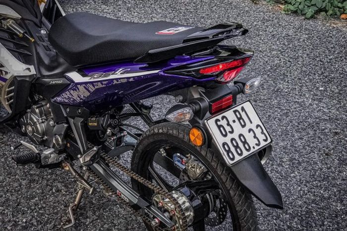 Swingarm dan suspensi belakang diganti dengan X1R dan shock RCB