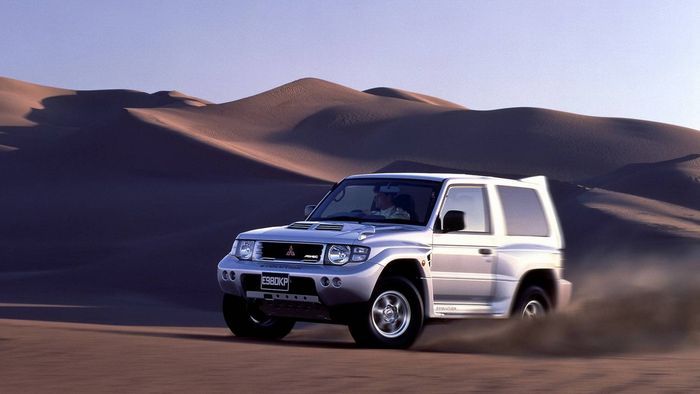 Mitsubishi Pajero Evolution saat beraksi di gurun pasir, mirip banger sama mobil Reli Dakar.