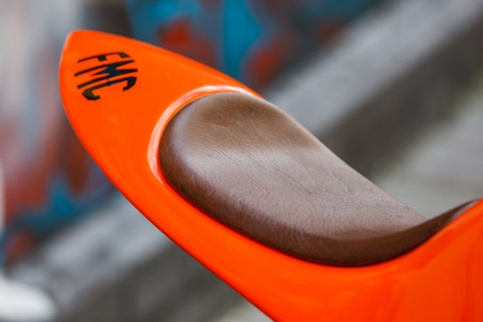 Jok kustom elegan yang mengikuti lekuk bodinya