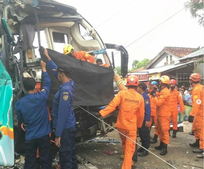 Tim gabungan evakuasi bus PO Efisiensi usai tabrakan adu kepala dengan bus PO Murni Jaya di Purworejo, Jawa Tengah