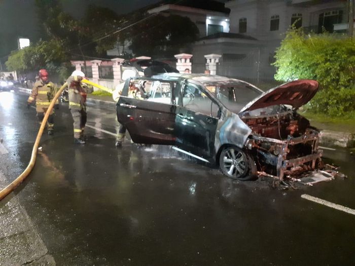 Mitsubishi Xpander hangus dilalap api di Kebayoran Lama, Jakarta Selatan