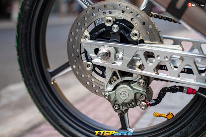Rem belakang diupgrade dengan produk Brembo juga