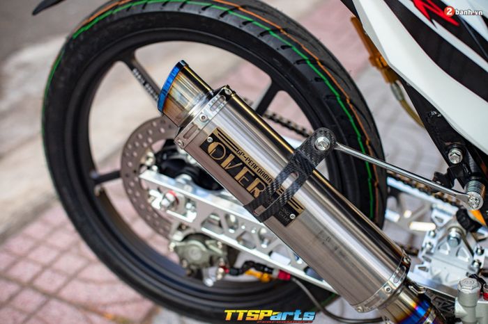 Sektor mesin diberi knalpot Over Racing