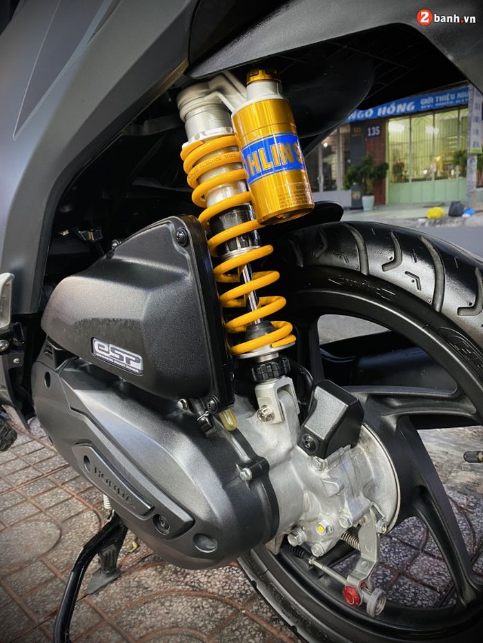 Suspensi belakang mengandalkan shock Ohlins