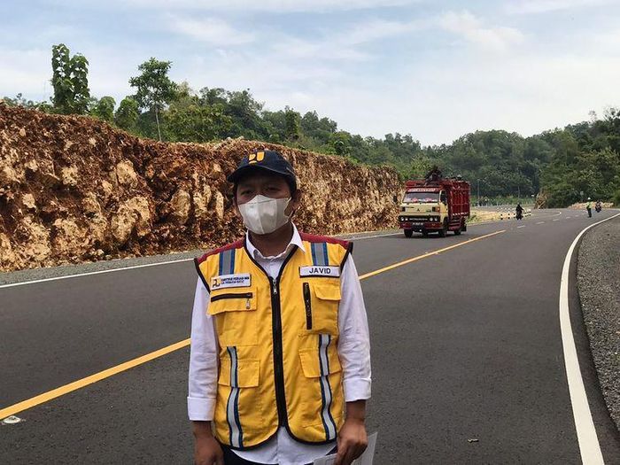 Kepala Bidang Pembangunan Jalan dan Jembatan Balai Besar Pelaksanaan Jalan Nasional Jawa Tengah-Yogyakarta Direktorat Jenderal Bina Marga Kementerian Pekerjaan Umum dan Perumahan Rakyat (PUPR) Javid Hurriyanto menjelaskan kesiapan jalur Pantai Selatan Jawa (Pansela) saat tinjau jalur Pansela