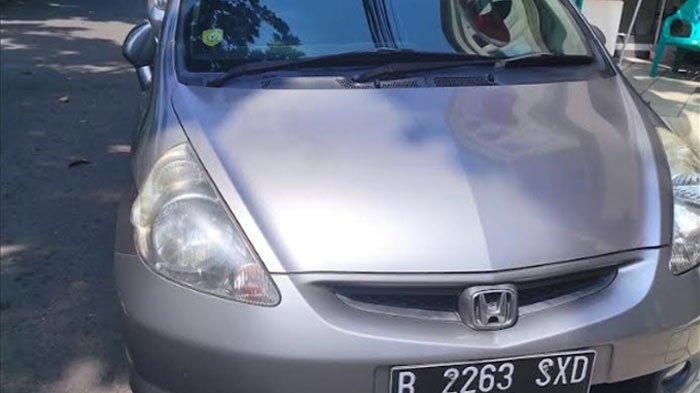 Honda Jazz GD3 nopol B 2263 SXD yang hilang digondol maling di tepi jalan raya Menganti, Lidah Kulon, Lakarsantri, Surabaya, Jawa Timur