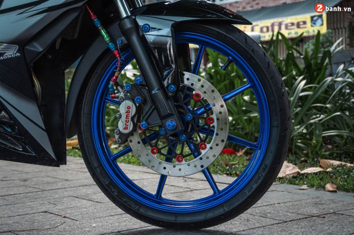 Kaki-kaki mengandalkan pelek X1R dan kaliper Brembo