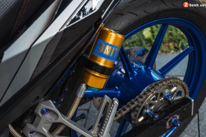 Suspensi belakang memakai shock Ohlins
