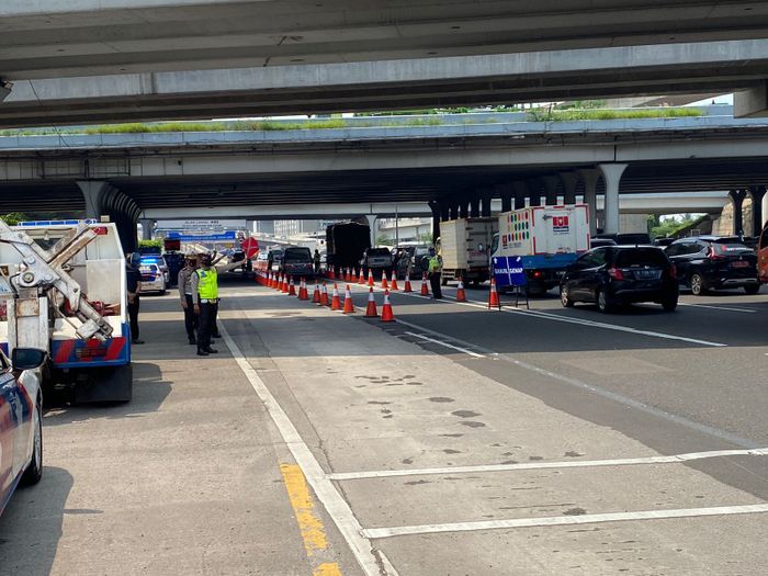 Uji coba pemberlakuan sistem ganjil-genap di Tol Jakarta-Cikampek
