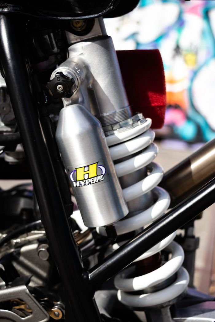 Suspensi belakang mengandalkan shock Hyperpro