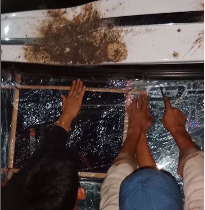 Kaca bus PO NPM pecah jadi korban pelemparan batu di ruas tol Lampung-Palembang KM 181