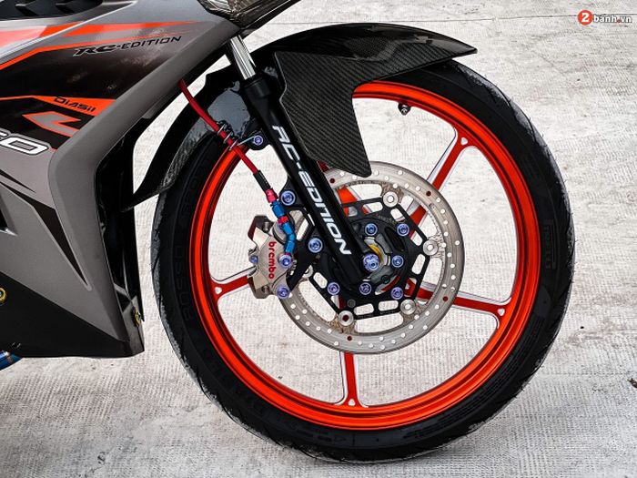 Kaki-kaki mendapatkan pelek Aji Racing dengan pengereman Brembo