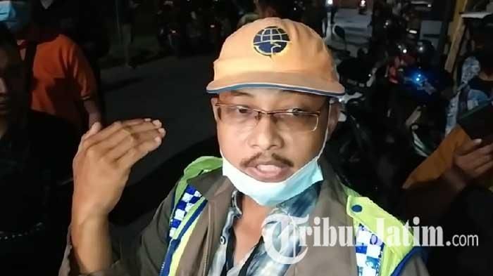 Penjaga perlintasan kereta api swadaya, Sukarno (47) menjelaskan kronologi kecelakaan maut Honda Brio tertabrak kereta api di perlintasan tanpa palang pintu, Jalan Kebonsari Manunggal, Kebonsari, Jambangan, Surabaya