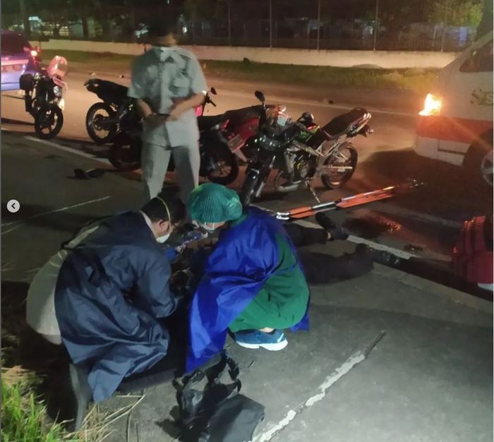 Petugas medis mengevakuasi Briptu Berry, Anggota Tim Patroli Perintis Presisi Polresto Bekasi karena ditabrak penonton balap liar di MM2100, Cikarang Barat, Bekasi