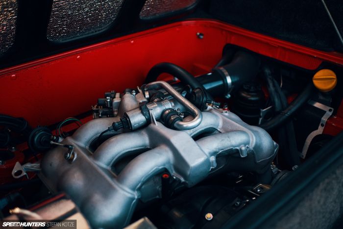 Modifikasi VW Kombi cangkok mesin Porsche 3.600 cc bertenaga 300 dk