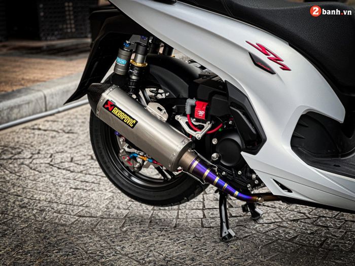 Sektor mesin diberi knalpot  Akrapovic yang akan memberi suara gahar