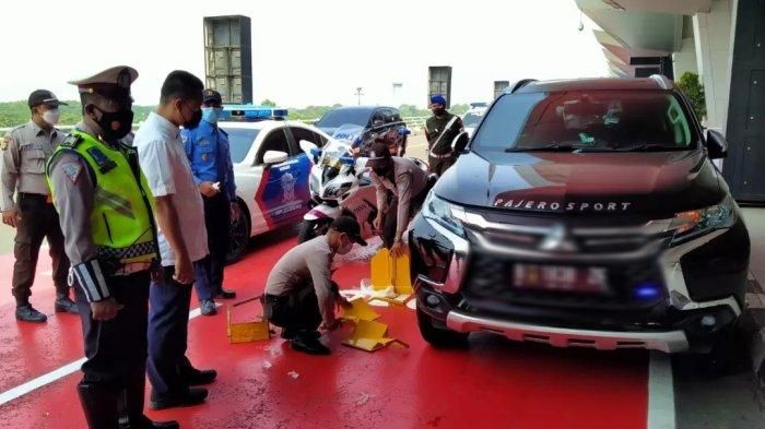 Roda Mitsubishi Pajero Sport digembok karena parkir di drop zone terminal 3 Bandara Soekarno-Hatta