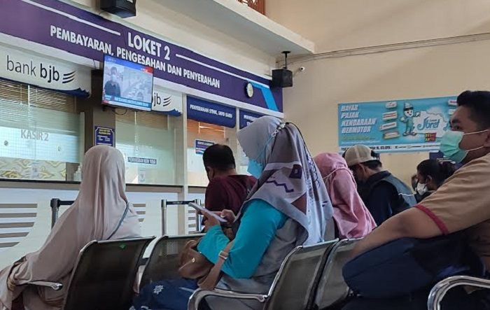 ilustrasi bayar pajak kendaraan di kantor Samsat