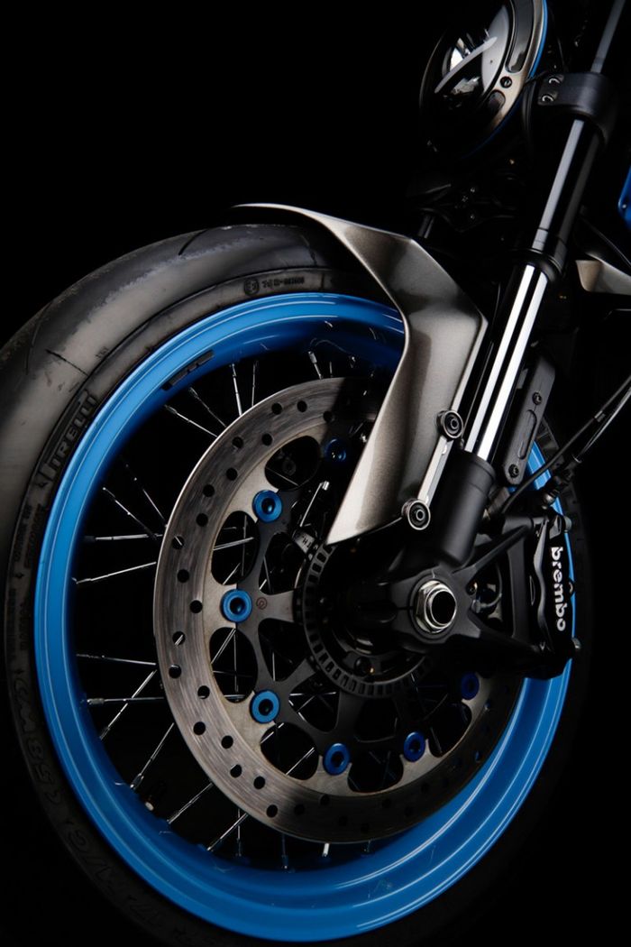 Suspensi dibuat lebih keras dan sepatbor depan diganti dengan milik Ducati Monster 796