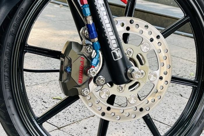 Kaki-kaki diberi pelek RCB dan pengereman apik