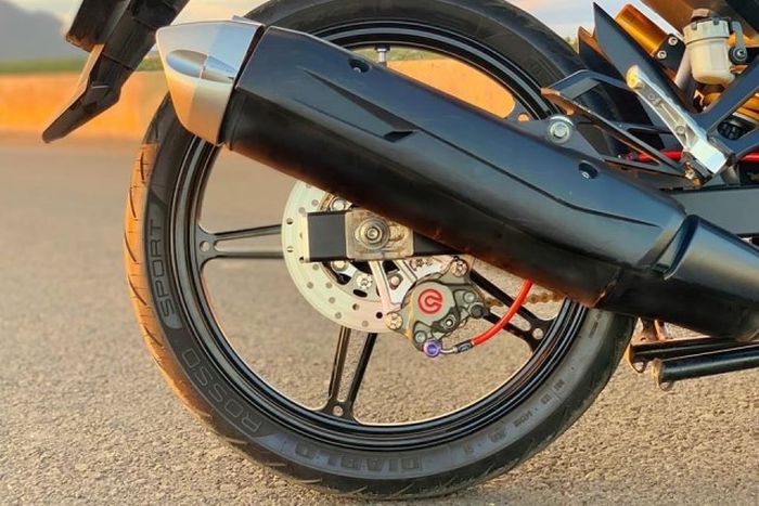 Rem belakang turut diupgrade dengan produk Brembo