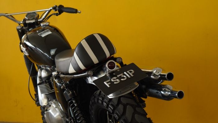 Jok diganti dengan milik T120 yang dikustom dan dipadukan dengan stoplamp serta lampu sein mungil