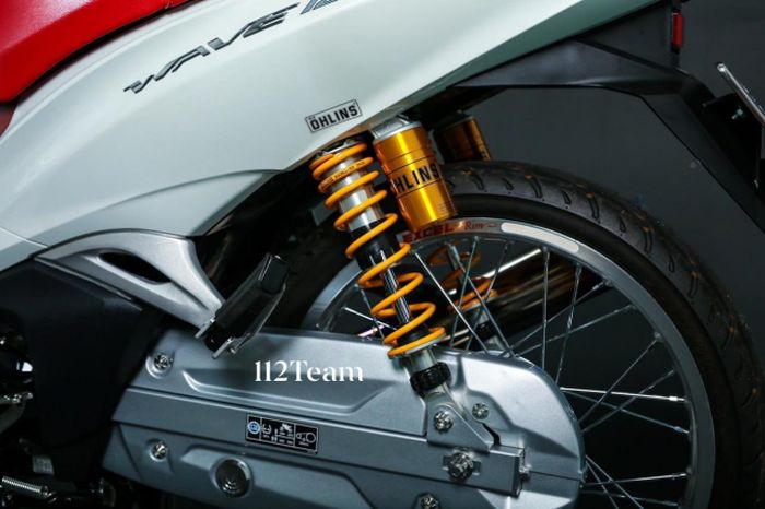 Suspensi belakang mengandalkan shock Ohlins