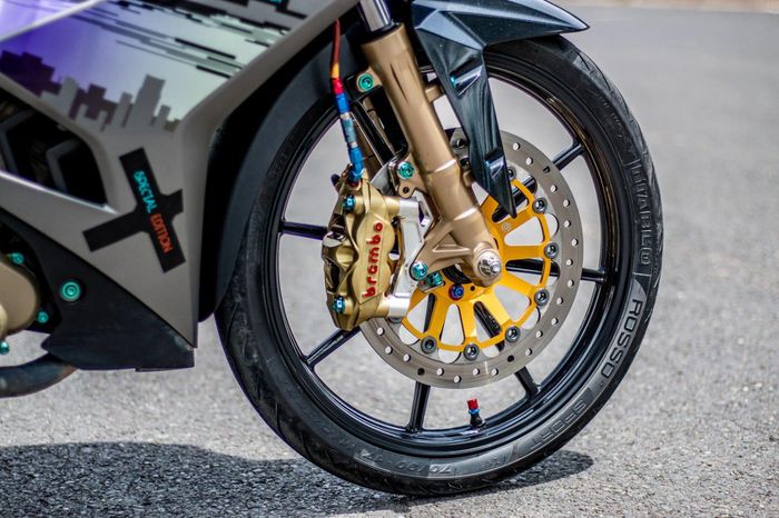 Kaki depan mendapat garpu depan Honda Winner X, pelek RCB, dan pengereman Brembo