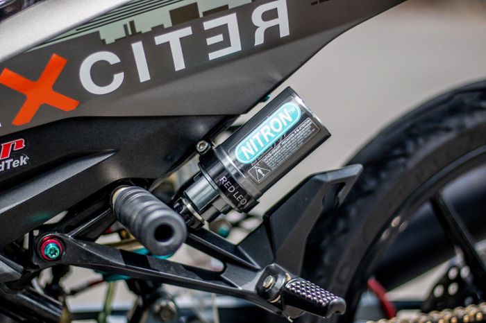 Suspensi belakang pakai shock RedLeo namun dimodif biar mirip shock Nitron